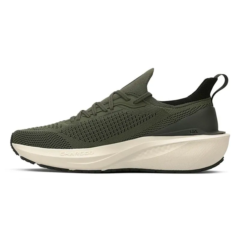 Vista lateral do tênis Under Armour Charged Quicker 2 masculino verde oliva com malha respirável